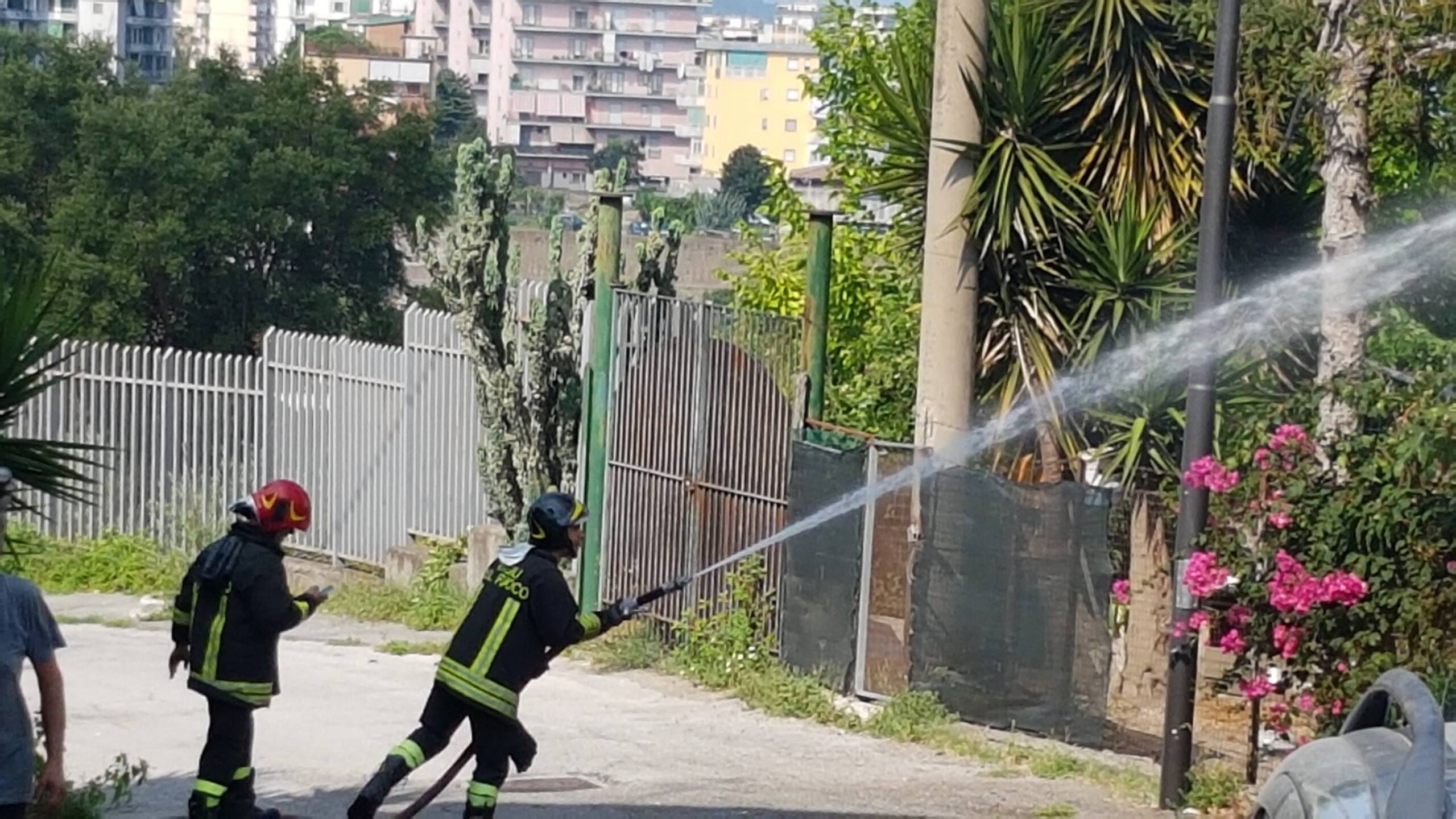 Castellammare. Fiamme in un garage: distrutti alcuni box